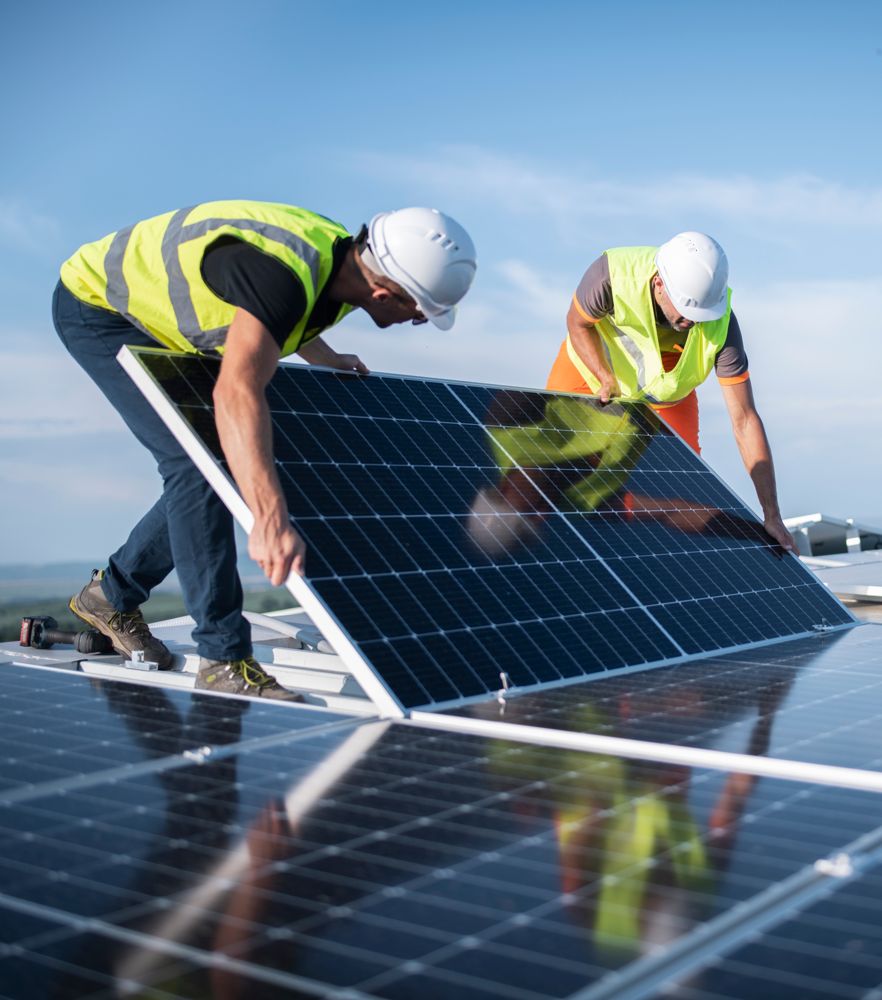 Installation de panneaux solaires sur un bâtiment d'entreprise
